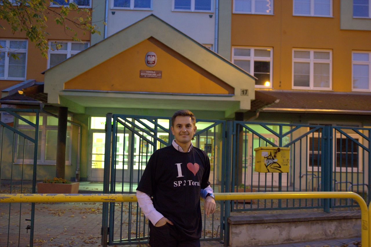 Arkadiusz Myrcha przed murami swojej szkoły