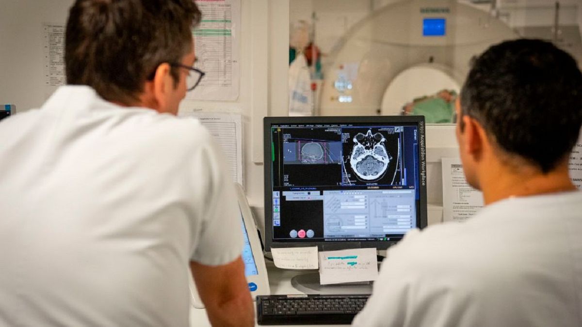 Koronawirus może prowadzić do udaru i uszkodzeń mózgu. 