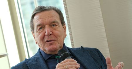 Gerhard Schröder z wizytą w Moskwie. Niemieckie media piszą o "pięciu zagadkach"