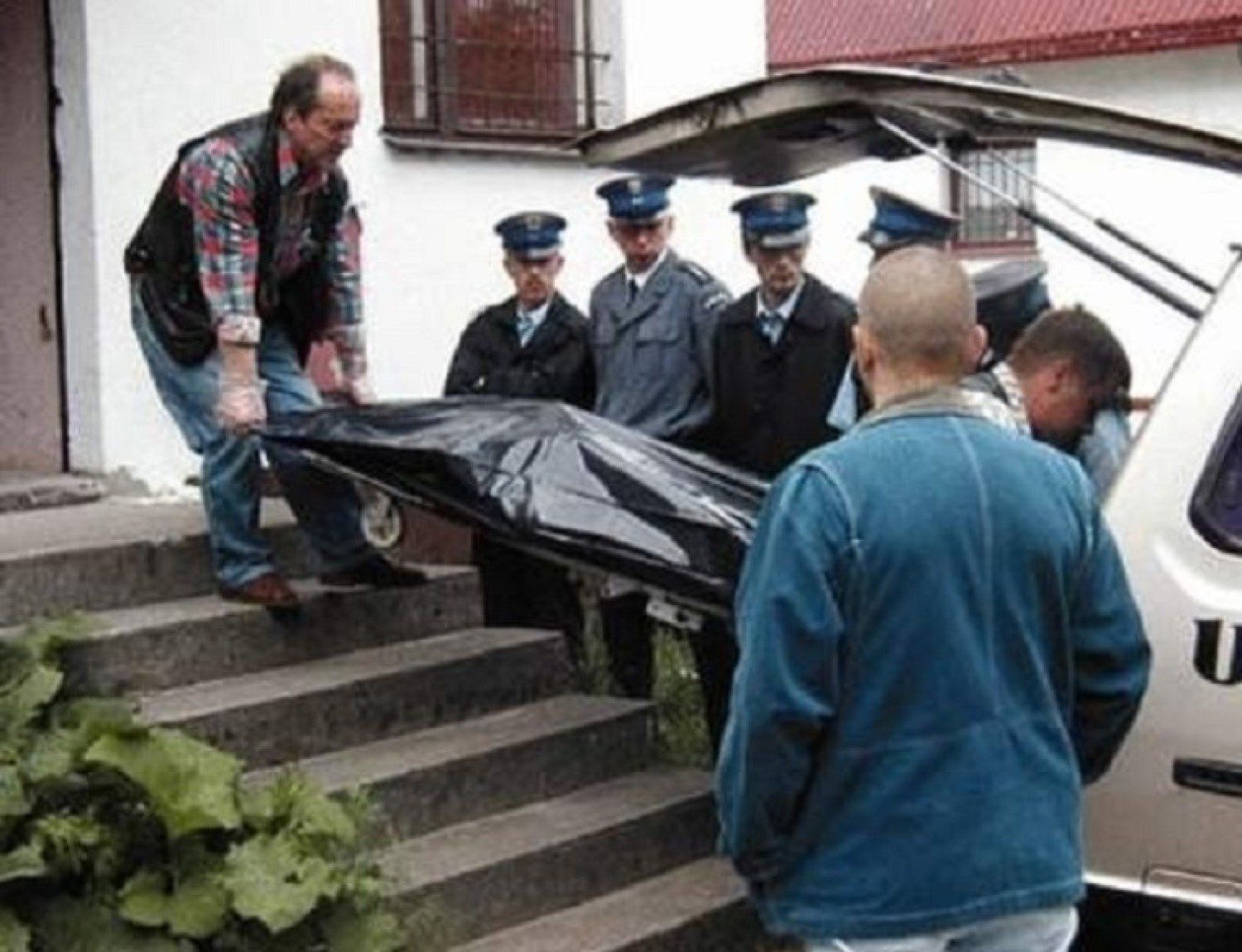 Morderca pojawił się w sklepiku spożywczym w pasażu handlowym przy ulicy Rzemieślniczej w Kościerzynie. Były tam dwie kobiety - siostry i dziecko jednej z nich, które spało w wózku na zapleczu. Starsza, 29-letnia, była właścicielką sklepu. Otworzyła go zaledwie miesiąc wcześniej. W feralnym dniu jej 21-letnia siostra przyjechała ze swoim rocznym synkiem, by pomóc w sporządzeniu miesięcznego bilansu. Sprawca wyciągnął broń i zaczął strzelać. Do 29-letniej Ewy K. oddał dwa strzały, do 21-letniej Zofii Z. aż sześć.