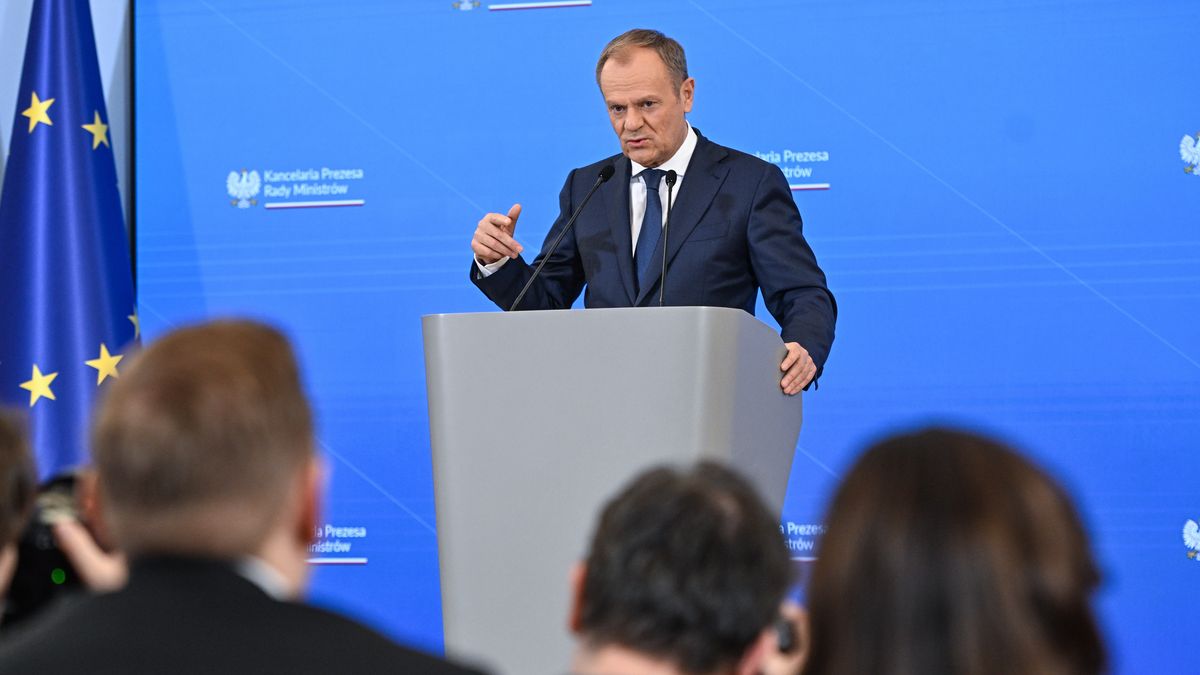 Warszawa, 05.03.2024. Premier Donald Tusk podczas konferencji prasowej po posiedzeniu rządu w siedzibie KPRM w Warszawie, 5 bm. Premier poinformował, że rząd przyjął projekt ustawy wydłużającej wakacje kredytowe do końca 2024 r. (sko) PAP/Radek Pietruszka