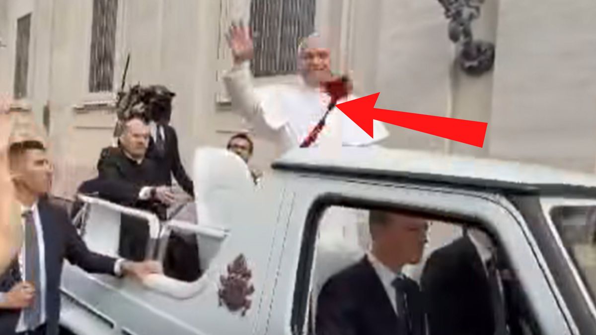 Polak rzucił cingulum papieżowi Leonowi XIV.