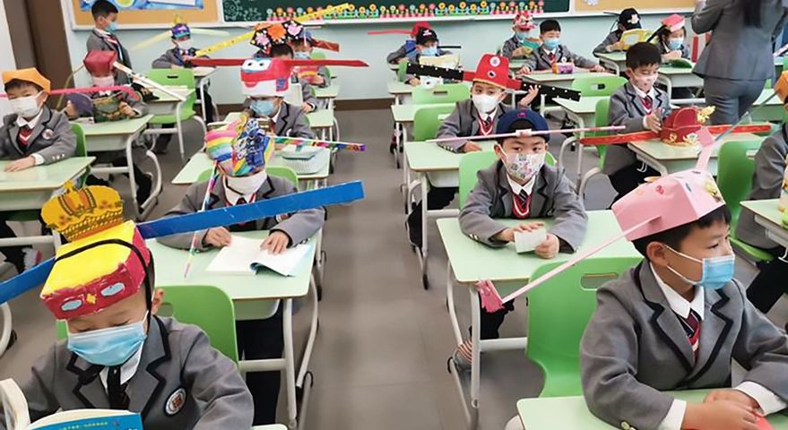 Dzieci muszą nosić czapki w szkole