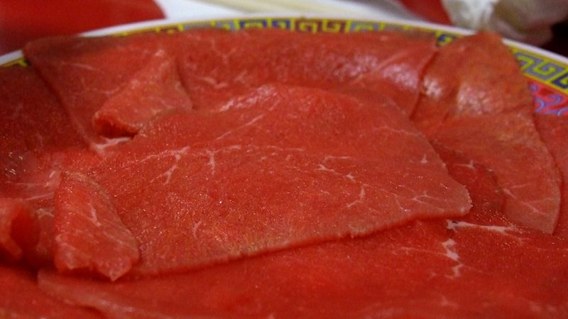 Surowe steki z łaty wołowej (mięso i tłuszcz)