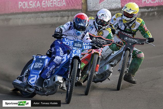 Janusz Kołodziej (kask czerwony) nie znalazł pogromcy w pierwszym meczu o brązowy medal