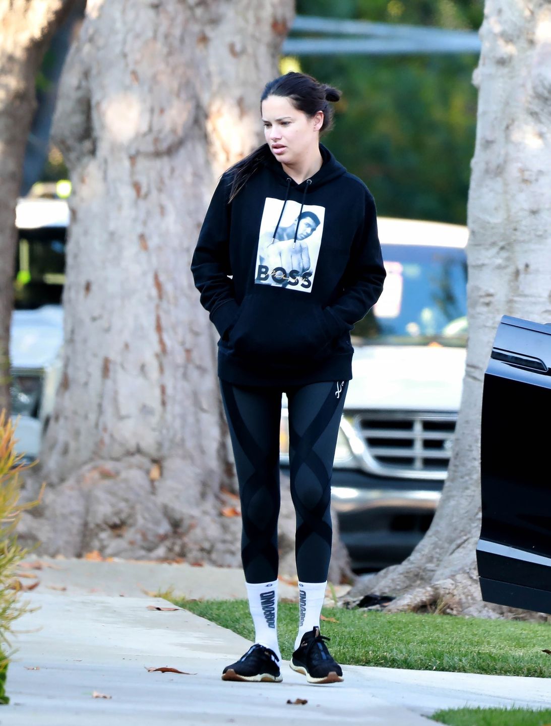 Naturalna Adriana Lima na spacerze w Los Angeles