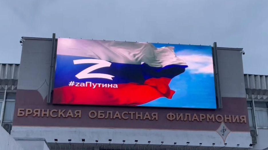Telebim z  napisem "Z - za Putina" na budynku filharmonii w Briańsku 