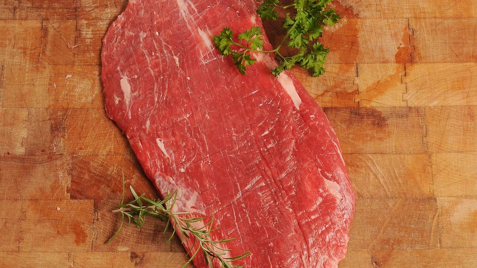 Surowe steki z łaty wołowej (mięso i tłuszcz, III klasa mięsa)