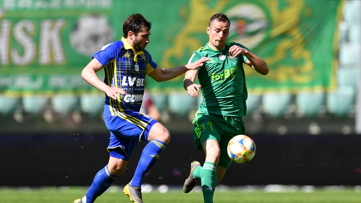 PAP / Maciej Kulczyński / Na zdjęciu: zawodnik Śląska Wrocław Mateusz Cholewiak (z prawej) i Luka Zarandia (z lewej) z Arki Gdynia