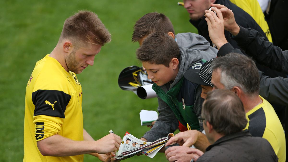 Getty Images /  Philipp Schmidli / Na zdjęciu: Jakub Błaszczykowski rozdaje autografy kibicom