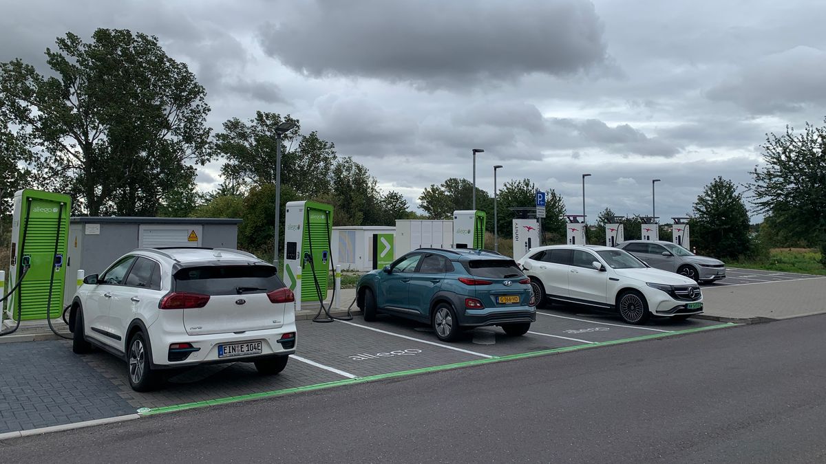 Nie tylko elektryki, ale i hybrydy będą wliczać się do planu 15 mln