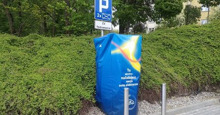 Lidl stawia przed kolejnymi sklepami w Lublinie stacje ładowania aut elektrycznych. Na razie korzystanie z nich jest darmowe