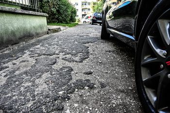 Bydgoszcz: Mieszkańcy ul. Szarych Szeregów na remont chodnika jeszcze poczekają. Dlaczego prace się opóźnią?