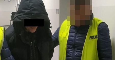 Policjanci zapukali do drzwi. Usłyszeli od chłopca, że nie ma nikogo w domu. Postanowili sami to sprawdzić