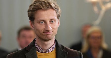 Poseł kupił telefon za 8 tys. zł z publicznych środków. Tak się tłumaczy