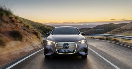 Elektryczna Klasa C stała się faktem. Mercedes stawia na podświetlany grill