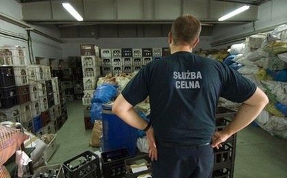 Nie alkohol, narkotyki czy papierosy. Polak chciał przemycić... słoninę