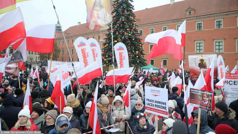 Protest pod hasłem "TAK dla edukacji! NIE dla deprawacji"