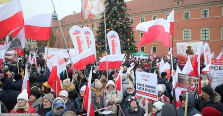 "Nie oddamy dzieci". Nowy przedmiot w szkołach wyciągnął ludzi na ulicę