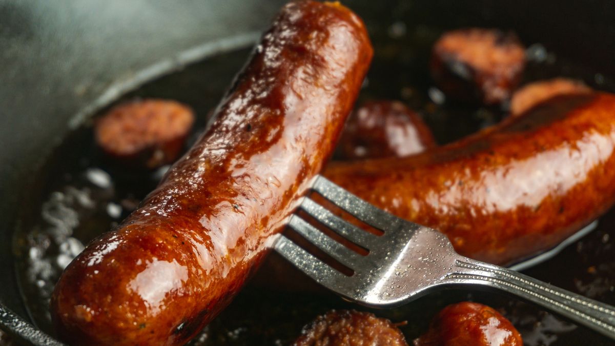 Chrupiąca kiełbasa bez tłuszczu! Poznaj prosty sposób na idealnie usmażoną kiełbasę