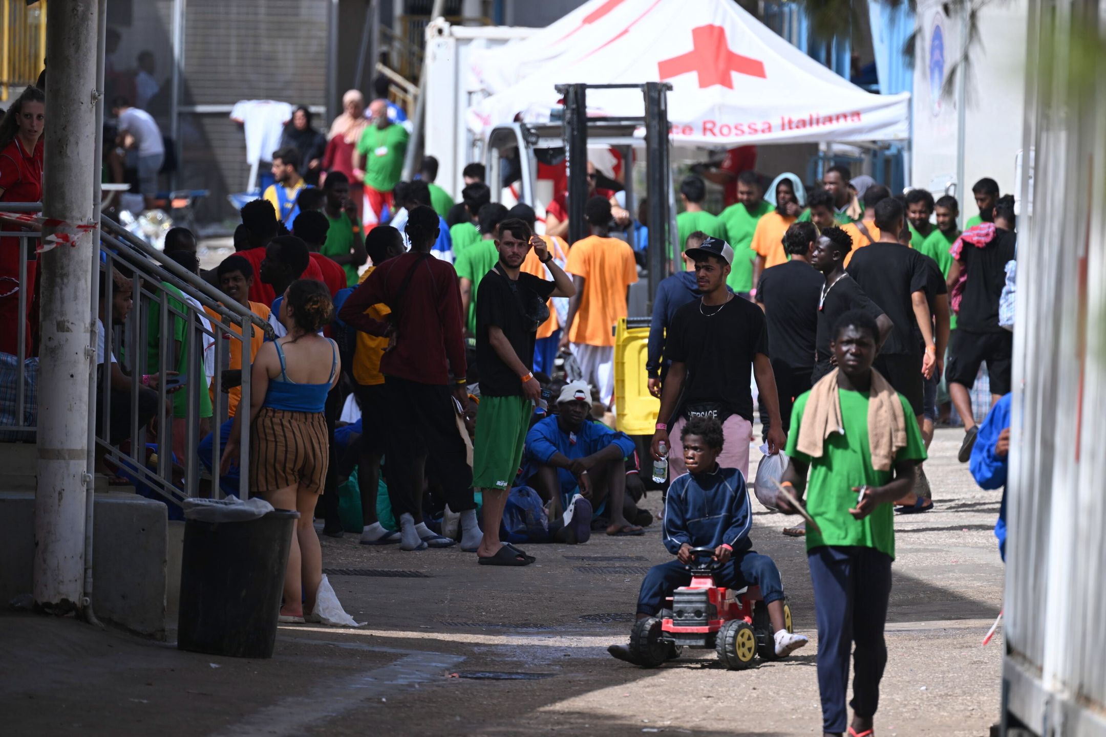 Some of the 185 migrants disembarked after the four boats they were travelling on were docked overnight by patrol boats from the Guardia di Finanza and the Captaincy in Lampedusa, Italy, 19 September 2023. 475 migrants arrived in Lampedusa 18 September. According to Italy's Interior Ministry, nearly 126,000 immigrants and refugees have entered the country as of 2023, more than twice as many as during the same time period in 2022. EPA/CIRO FUSCO Dostawca: PAP/EPA.