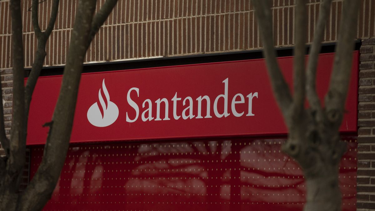 MADRID, SPAIN - JANUARY 29: A Banco Santander's logo is seen at a bank's branch before a news conference to announce the 2019 results on January 29, 2020 in Boadilla del Monte, in Madrid, Spain. Banco Santander's net profit was 6.5 billion euros in 2019, an 17% decrease on the previous year. (Photo by Pablo Blazquez Dominguez/Getty Images)