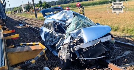 Auto zmiażdżone. Matka z dzieckiem wjechała pod pociąg towarowy