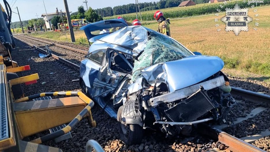 Auto zmiażdżone. Matka z dzieckiem wjechała pod pociąg towarowy
