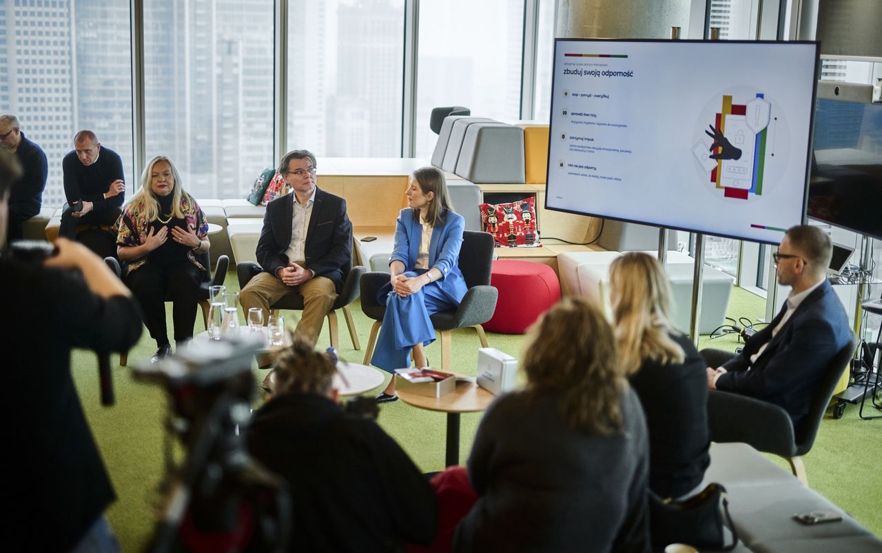 Jak Polacy wpadają w sidła oszustów? O stracie pieniędzy mogą decydować sekundy