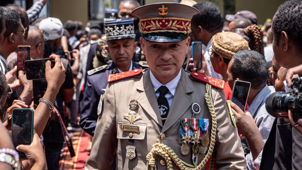 Colonel Randrianirina sworn in as Madagascar's president
epa12460243 Chief of the Army Staff Demosthene Pikulas (C) arrives for the swearing-in ceremony of Colonel Michael Randrianirina (not pictured) as the country's new president at the Constitutional Court in Antananarivo, Madagascar, 17 October 2025. Colonel Randrianirina was sworn in as President of Madagascar after a military takeover following weeks of youth-led protests, which began in September 2025 and were spearheaded by the 'Gen Z' movement, initially focused on persistent power and water shortages. Former President Andry Rajoelina fled the country and went into hiding amid the crisis.  EPA/HENITSOA RAFALIA 
Dostawca: PAP/EPA.
HENITSOA RAFALIA
swearing-in, president, ceremony, Colonel