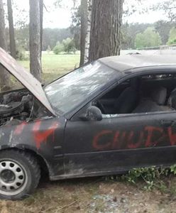 Pijany kierowca jechał wrakiem samochodu. Podróż zakończył na drzewie