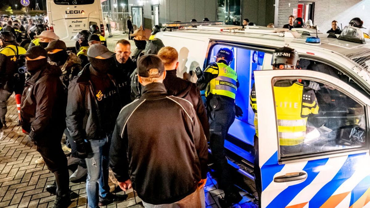zamieszki pod stadionem w Alkmaar