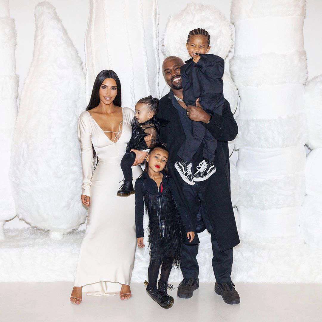Kim Kardashian, Kanye West, North West, Chicago West i Saint West na świątecznej sesji