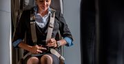 Dlaczego stewardessy trzymają ręce pod udami podczas startu i lądowania? Mają ważny powód