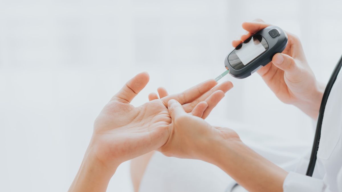 Gensulin R to roztwór do wstrzykiwań zawierający szybko działającą insulinę ludzką, niezbędna do leczenia pacjentów z cukrzycą.