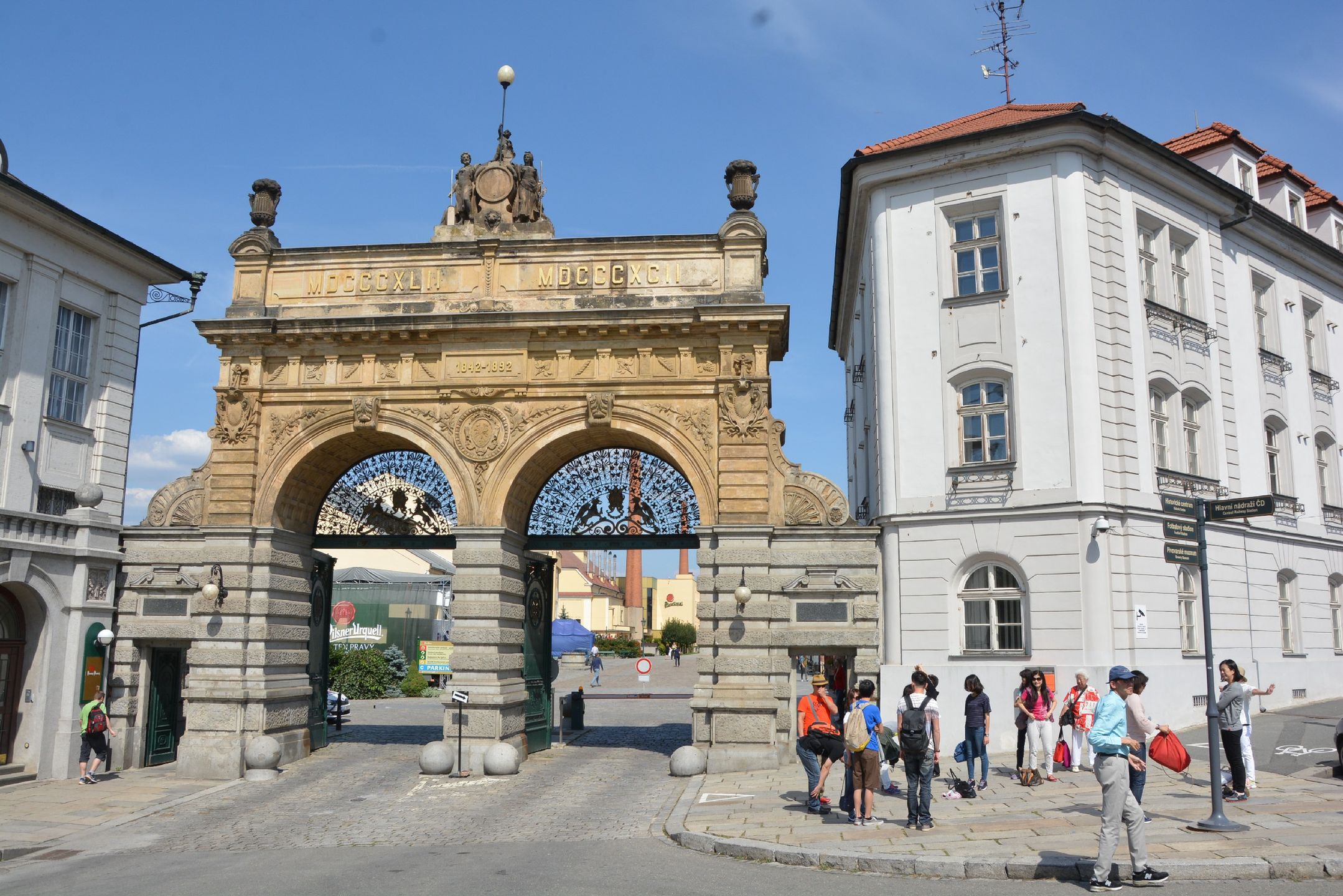Bramę zbudowano w 50. rocznicę wyprodukowania pierwszego pilsnera