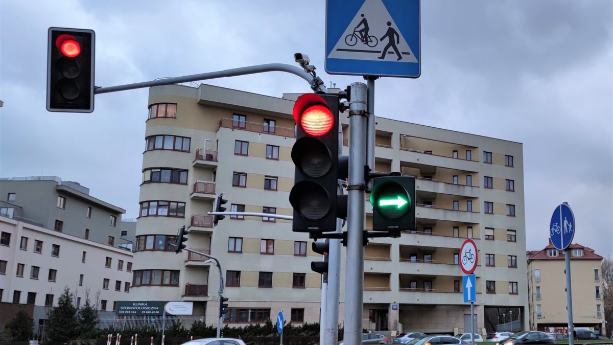 Skręcając w prawo, musielibyśmy ustąpić pierwszeństwa srebrnej toyocie, gdyby zawracała