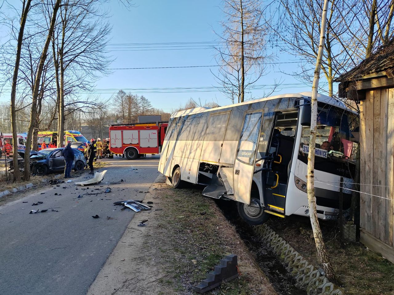 Autobus z uczniami wjechał w budynek. Wcześniej zderzył się z audi