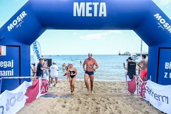 Sopot: Poruszenie na plaży. To pływacy ścigają się wokół słynnego molo