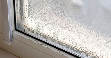 Weź z kuchennej szafki i przetrzyj. Zaparowane okna w kuchni przestaną być problemem