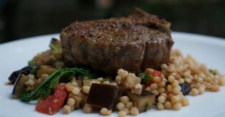 Szybko smażony kotlet z combra z jagnięciny nowozelandzkiej (samo mięso)