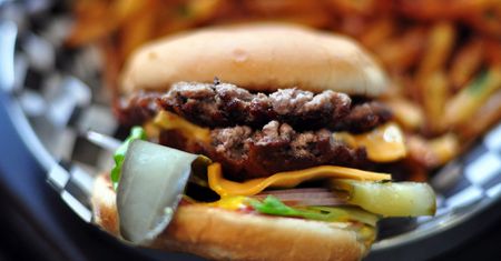 Powiększony cheeseburger z przyprawami