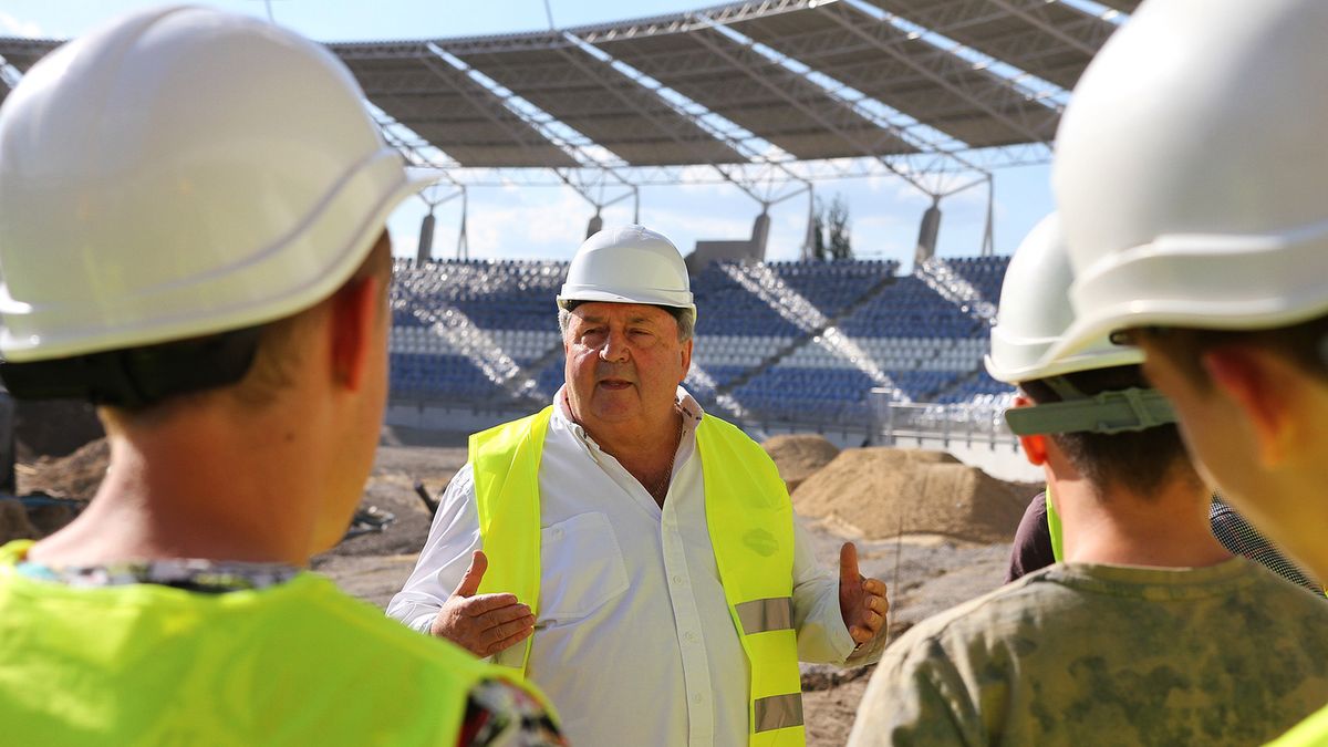 Prezes Witold Skrzydlewski z zawodnikami na budowie nowego stadionu