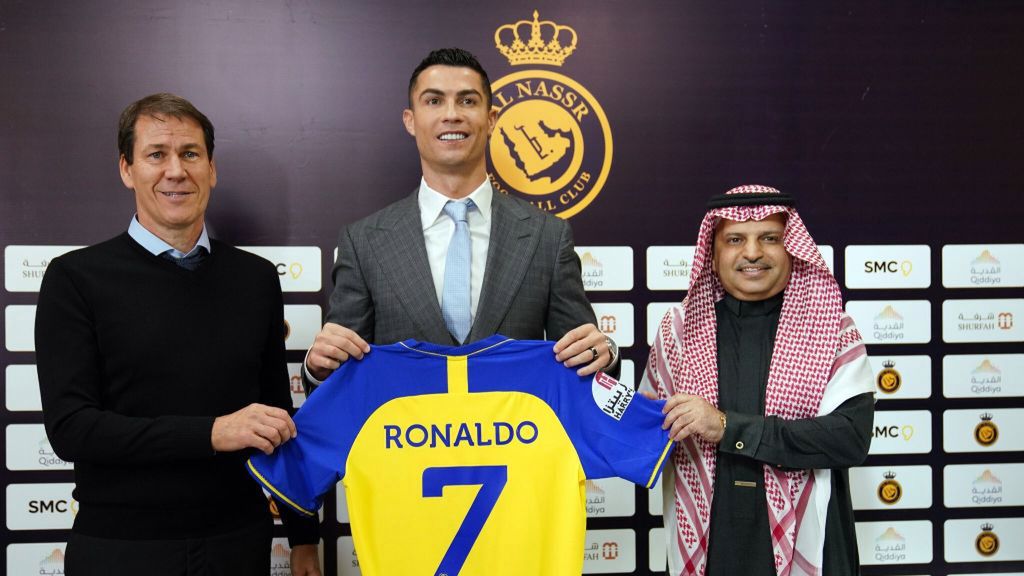 Na zdjęciu od lewej: Rudi Garcia, Cristiano Ronaldo oraz Musalli Al-Muammar