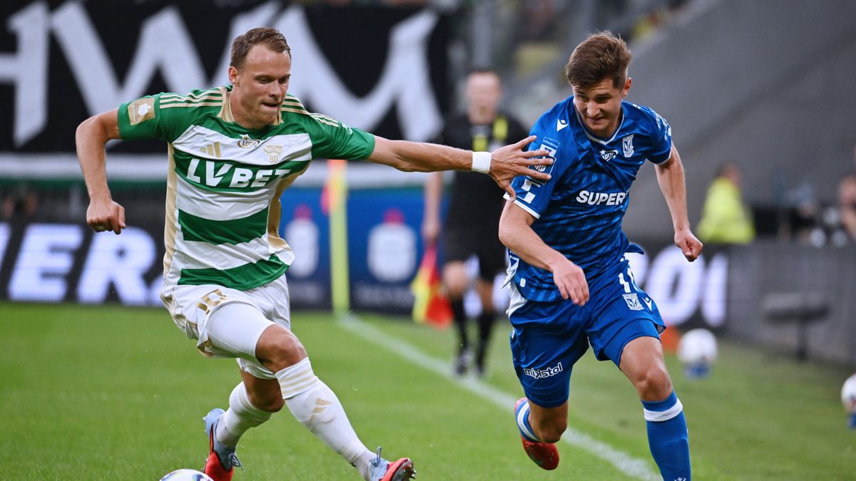 PAP / Marcin Gadomski / Na zdjęciu: Piłkarz Lechii Gdańsk Alvis Jaunzems (L) i Leo Bengtsson (P) z Lecha Poznań