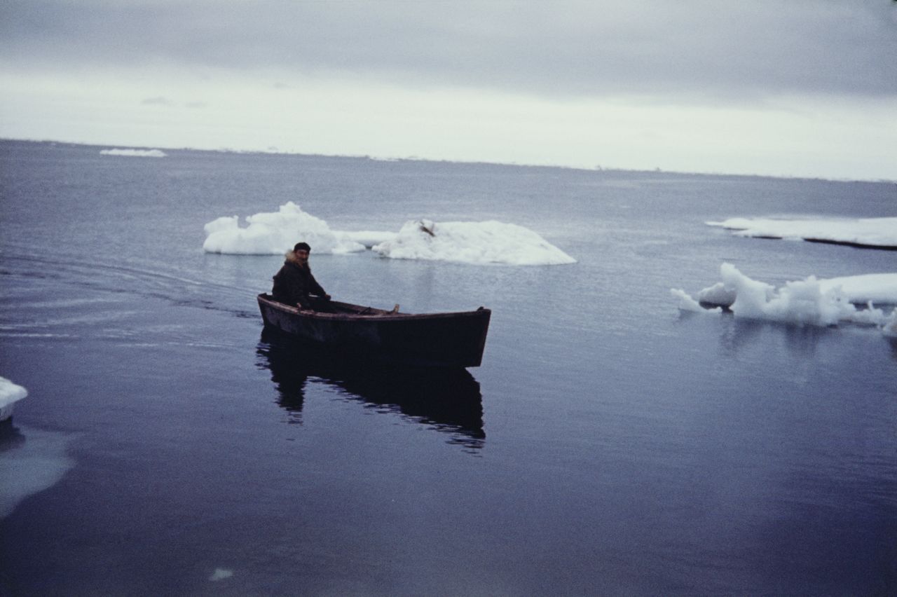 Łódka na wybrzeżu Oceanu Arktycznego w Alasce (zdjęcie ilustracyjne)