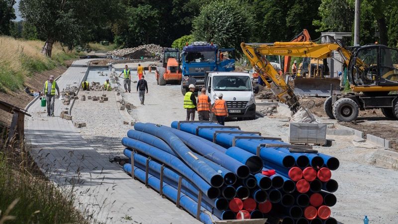 Wrocław. Przebudowa ul. Osobowickiej. Widać pierwsze chodniki i parking