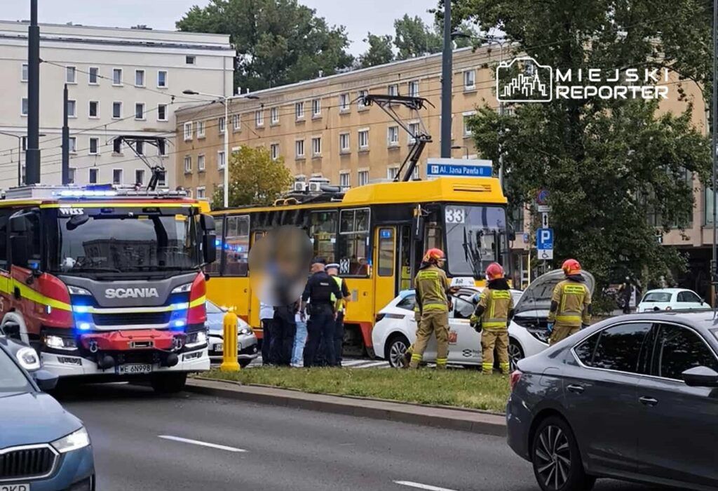 Warszawa: Kierujący przewozem osób wjechał pod tramwaj w Śródmieściu