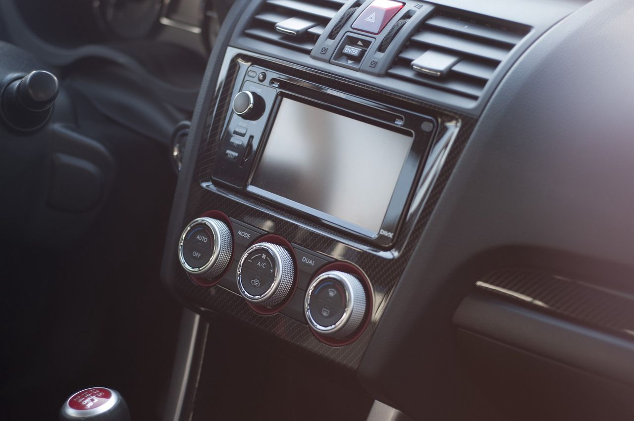 Apple CarPlay i Android Auto w starym samochodzie. Jak to zrobić?