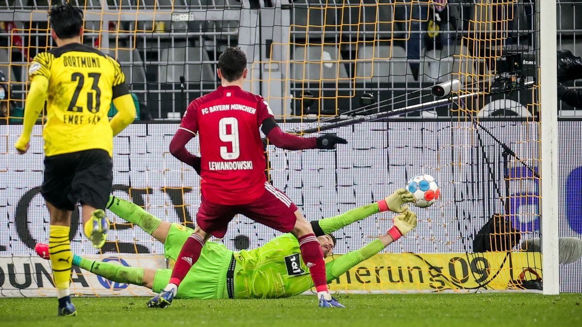 PAP/EPA / Na zdjęciu: Robert Lewandowski podczas wykonywania rzutu karnego